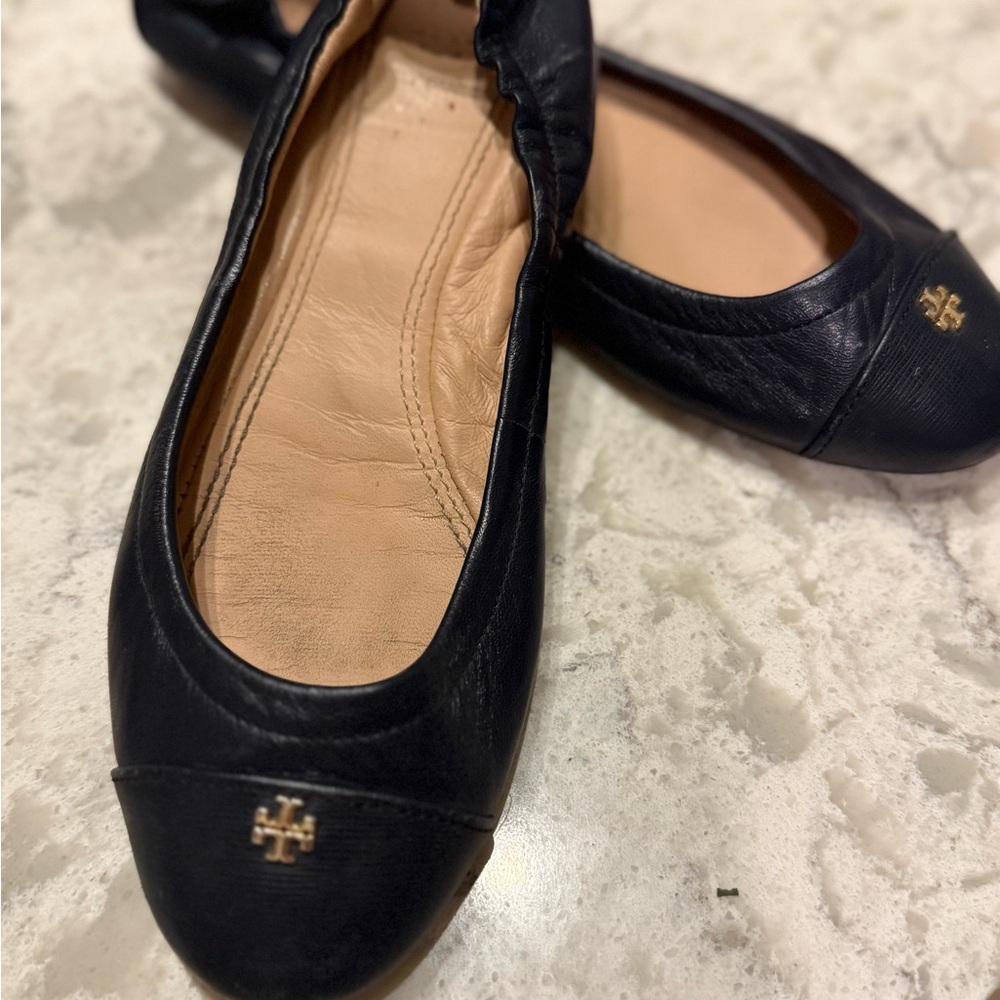 Tory Burch Ballet Flats – Navy Leather with Gold Logo – Fair/Good Condition